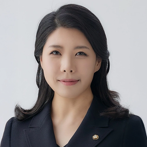 Shin Hyun-Young Photo